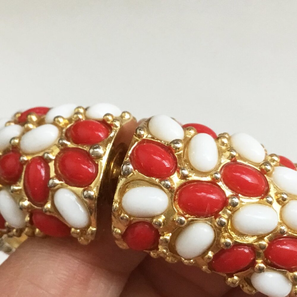 Kenneth Jay Lane KJL Red & White Plastic Cabochon Gold Tone Hinged Bracelet - Picture 12 of 15